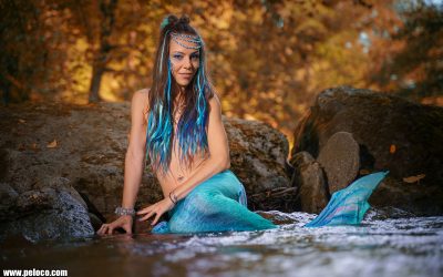 PW Foto's little Mermaid: Das irrsinnig kalte Wasser brachte den starken Ausdruck in den Augen unserer blauen Arielle im herbstlichen Hintergrund noch mehr zum Strahlen. (Copyright by: PW Foto)