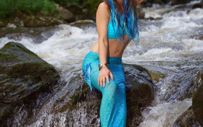 PW Foto's little Mermaid: In der wundvoll türkis-blauen Flosse machte unsere Nixe Dani mit Extensions und Braids auf dem Felsen sitzend eine extrem tolle Figur. (Copyright by: PW Foto)